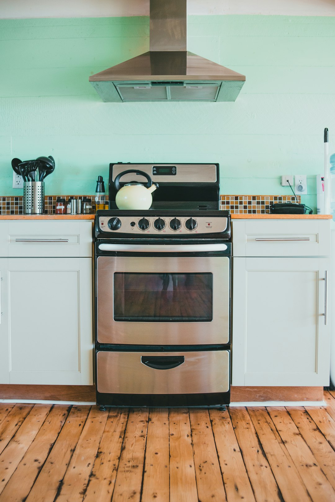 white-and-black-gas-range-oven-apof91l-n6k